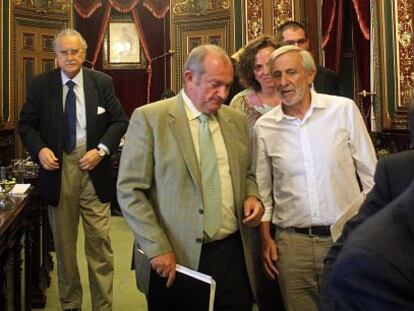 Iñaki Azkuna, a la izquierda, instantes después de finalizar el pleno extraordinario de ayer.