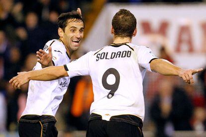 Jonas y Soldado celebran  uno de los goles