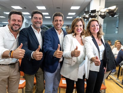 El ganador de las elecciones en la Comunidad Valenciana, Carlos Mazón, en el centro, entre los ganadores de las principales ciudades valencianas.