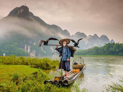 Un pescador en el r&iacute;o Li, cerca de Yangshuo, en la provincia china de Guangxi.