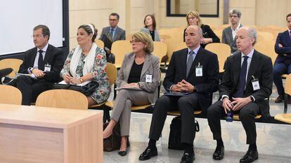 Manuel Sánchez Ortega (segundo por la izq.), junto al resto de la excúpula de Abengoa, en el juicio de la Audiencia Nacional.