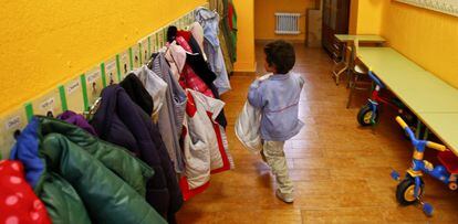 Un alumno cuelga su abrigo.