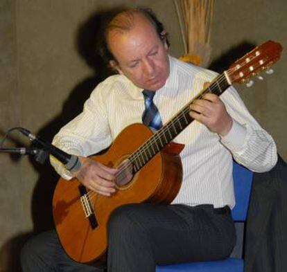Javier Cilleruelo, tocando la guitarra en un acto en el Colegio Mayor Juan Luis Vives.