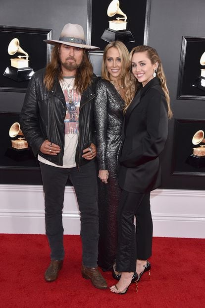 La cantante Miley Cyrus también posó acompañada de sus padres: Billy Ray y Tish Cyrus.