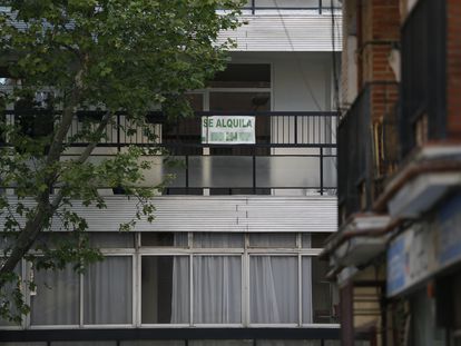 Cartel de alquiler de vivienda en Madrid, el pasado 18 de abril.