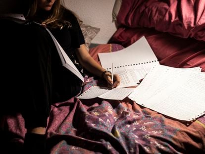 Una joven estudia en su cama para preparar el examen de Selectividad en Madrid