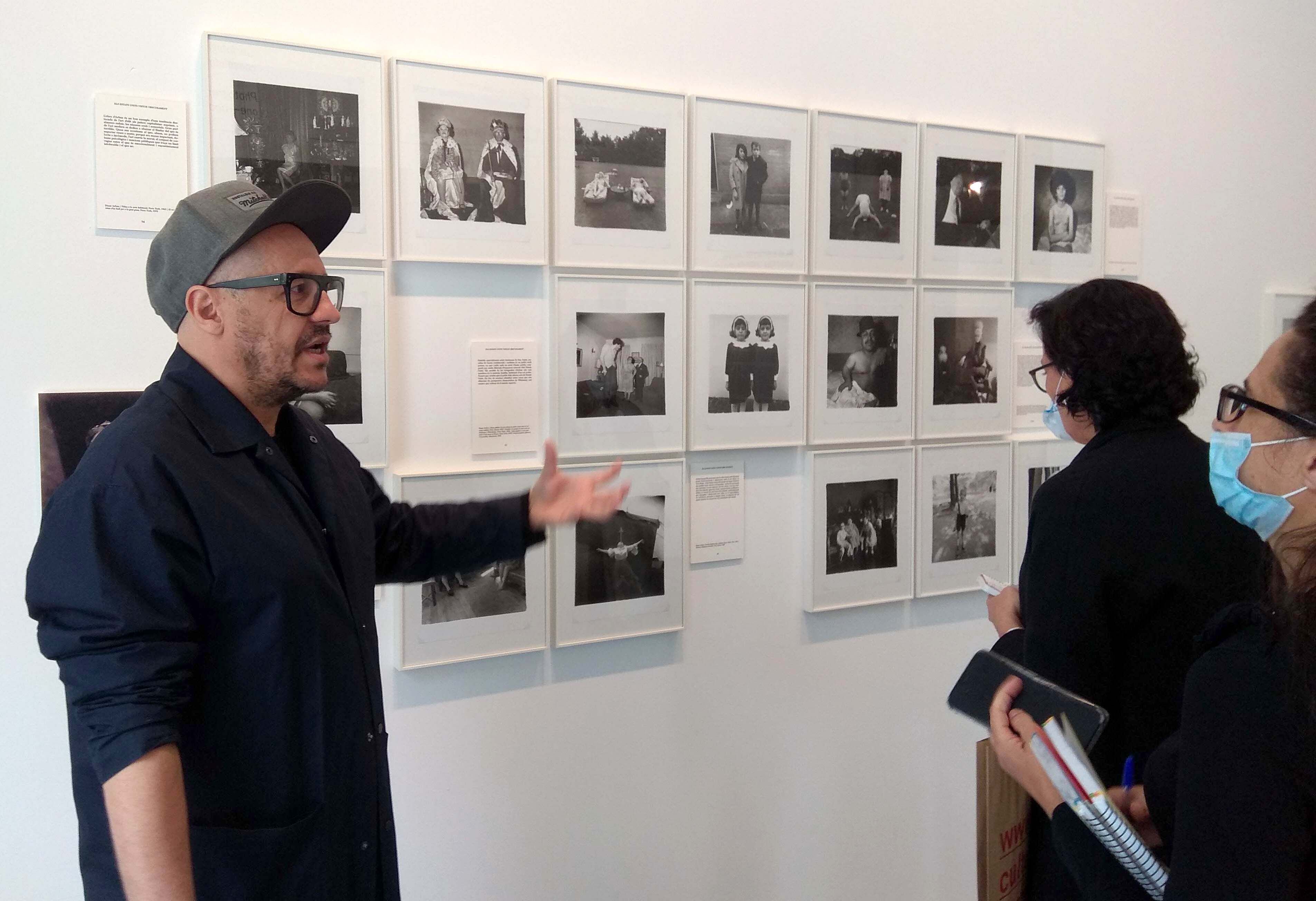 Valentín Roma explica la exposición de La Virreina sobre el libro de Susan Sontag, 'Sobre fotografía'.