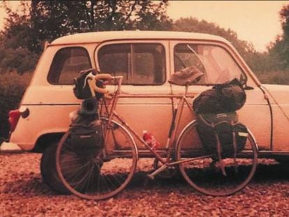 La bicicleta con la que Hugh Elliott quiso llegar a Burgos, ante su primer coche. 