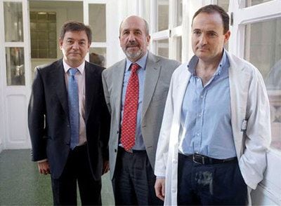 El doctor Felipe García (derecha), del Clínico de Barcelona; el doctor Juan Carlos López Bernaldo de Quirós (izquierda), del Gregorio Marañón de Madrid, y el doctor Mariano Esteban (centro), investigador del CSIC, en el Hospital Clínico de Barcelona.