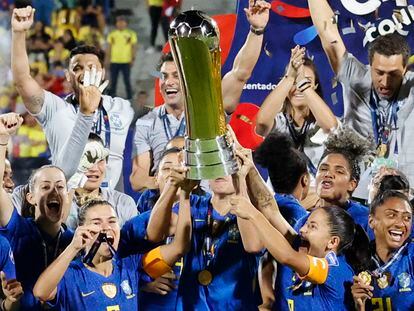 Jugadoras de Brasil celebran el triunfo en la final de la Copa América ante Colombia.
