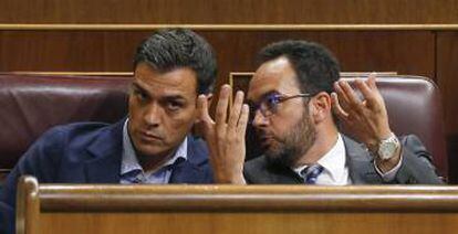 Pedro Sánchez y Antonio Hernando durante el pleno del Congreso del martes 27.