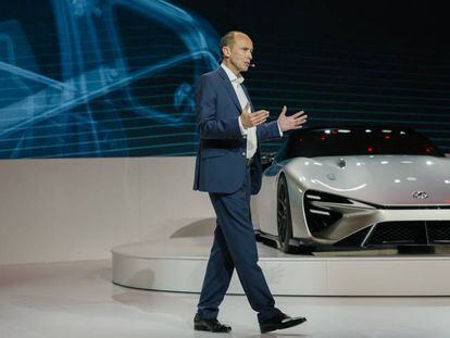 El presidente y consejero delegado de Toyota Motor Europa, Matt Harrison, junto al concepto eléctrico de Lexus en el foro anual Kenshiki 2022.
