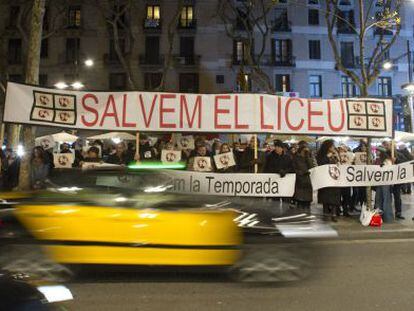 Protesta de los trabajadores del Liceo a las puertas del teatro antes del inicio de la funci&oacute;n de estreno de la versi&oacute;n de &quot;El lago de los cisnes&quot; del bailar&iacute;n &Aacute;ngel Corella.