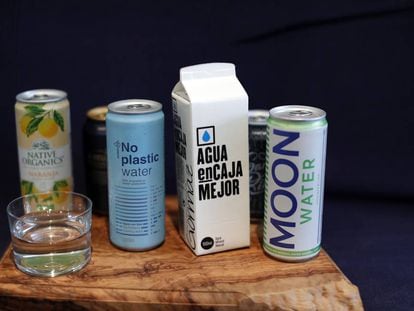 Imagen de diferentes marcas de bebidas en lata y cartón: agua mineral, con gas, saborizada, cervezas y refrescos...