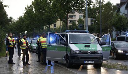 La policía de Múnich asegurando el perímetro del centro comercial donde se ha producido el tiroteo. 

