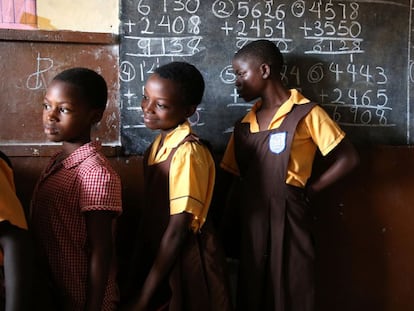 Estudiantes haciendo cola para lavarse las manos en un colegio de Accra (Ghana).