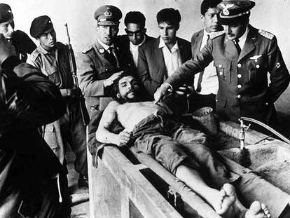 El cadáver del Che, rodeado de militares y periodistas, en la lavandería del hospital de Vallegrande tras su asesinato.