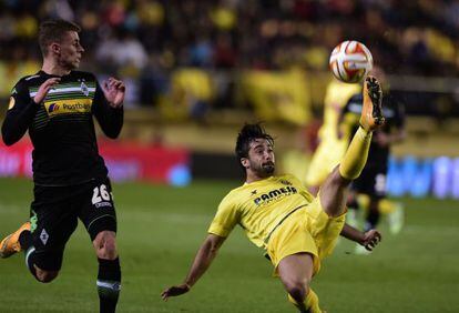 Jaume Costa defiende la pelota ante la mirada de Thorgan Hazard.