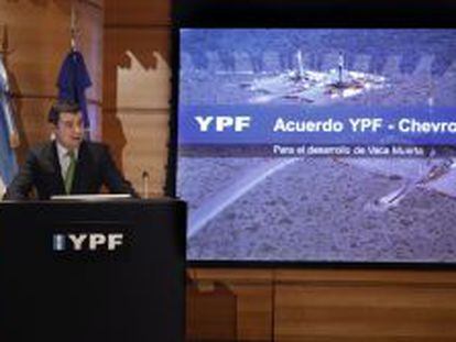 El presidente de la petrolera YPF, Miguel Galuccio, durante la rueda de prensa ofrecida en Buenos Aires el pasado agosto.