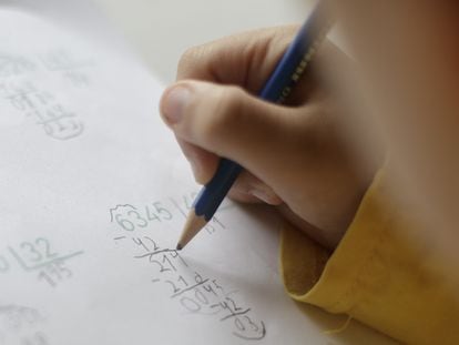 Un niño realiza operaciones matemáticas.