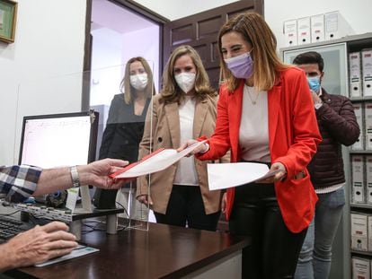 La parlamentaria regional del PSOE y portavoz de la candidatura de Susana Díaz a la Junta de Andalucía, Beatriz Rubiño, durante la presentación de la candidatura de la dirigente socialista en la calle San Vicente de Sevilla, donde está la sede autonómica del partido.