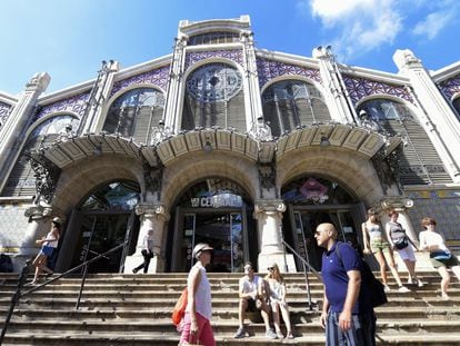 Fachada principal del Mercado Central de Valencia, pieza relevante del modernismo valenciano. El edificio ocupa más de 8.000 metros cuadrados y está declarado Bien de Interés Cultural (BIC).