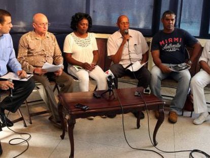 Disidentes cubanos, en el centro Berta Soler, el viernes en rueda de prensa.