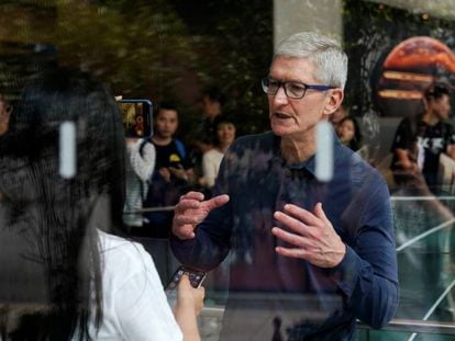 El máximo responsable de Apple, Tim Cook, en un establecimiento de su compañía en Shanghai.