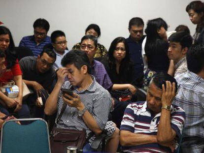 Familiars dels passatgers de l'avió desaparegut esperen notícies a l'aeroport de Surabaya.