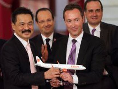 Fabrice Bregier (dch) Presidente de Airbus y Rusdi Kirana (izq)., consejero delegado de Lion Air, sostienen una maqueta de uno de los aparatos encargados por la aerolínea en presencia del presidente francés Francois Hollande