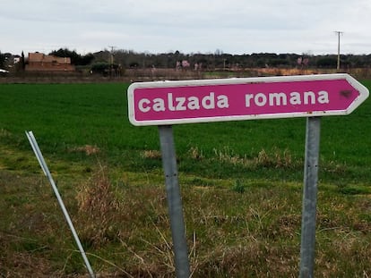 Señal de tráfico que indica el desvío hacia la calzada romana de Castrocalbón.