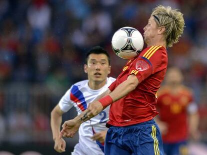 Fernando Torres controla el bal&oacute;n.