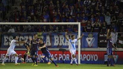 Momento tras el gol de Domínguez.
