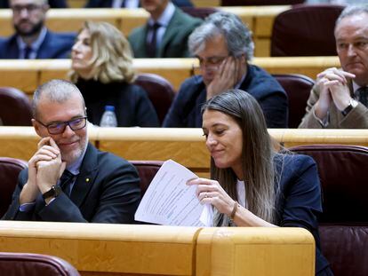 La portavoz de Junts, Míriam Nogueras (d), tras su intervención en el pleno del Congreso.