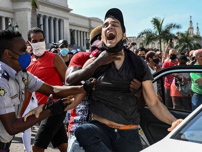 Un hombre es arrestado durante las protestas en La Habana, este domingo 11 de julio.