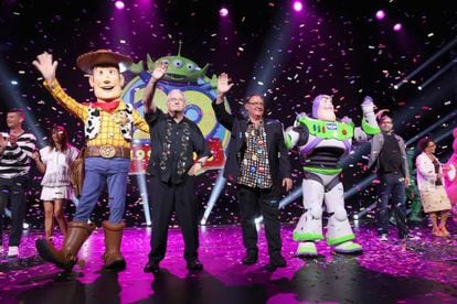 El compositor de &#039;Toy Story&#039;, Randy Newman, y el director John Lasseter en la convenci&oacute;n Disney 23, en Anaheim (California). 