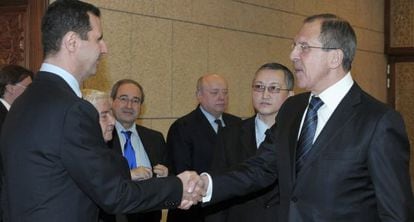 Bashar el Asad saluda al ministro de Exteriores ruso, Serguéi Lavrov.