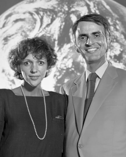 Portrait of Carl Sagan and his wife Ann Druyan in 1984.