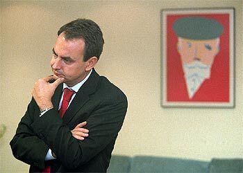 Rodríguez Zapatero en su despacho, ante un retrato de Pablo Iglesias por Eduardo Arroyo.