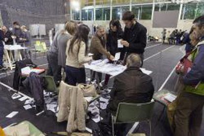Los miembros de una mesa proceden al recuento de los sufragios en un colegio electoral en Vitoria, al cierre de las mesas electorales de las elecciones europeas. 
