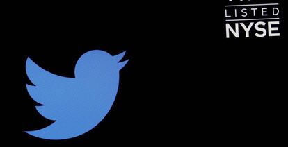 The logo and trading symbol for Twitter is displayed on a screen on the floor of the New York Stock Exchange (NYSE) in New York City, U.S., June 1, 2022. REUTERS/Brendan McDermid