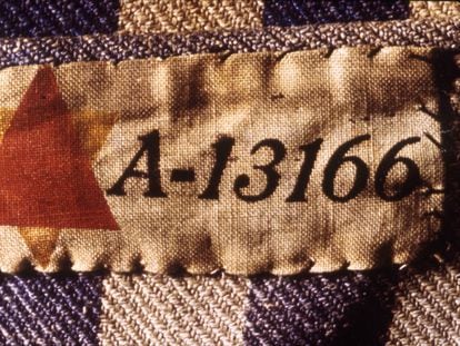 Etiqueta de tela con el número de identificación de un prisionero en un campo de concentración nazi.