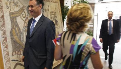 Alberto López Viejo, exconsejero de Deportes de la Comunidad de Madrid, se cruza con Esperanza Aguirre en la Asamblea de Madrid.