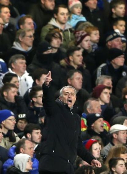 Mourinho gesticula durante el partido ante el Liverpool