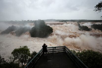 Un hombre mira las Cataratas del Iguazú con el alto nivel del agua que en los últimos días ha aumentado debido a las fuertes lluvias que azotaron la región sur de Brasil, en Foz do Iguacu, Estado de Paraná.