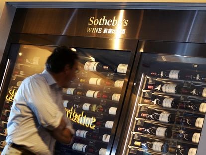 Expositor de vinos se Sotheby's en Hong Kong.