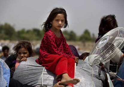 La gente de los pueblos tribales paquistaníes huyen de los conflictos en la región de Waziristán e intentan llegar a Bannu, Pakistán. 18 de junio de 2014.