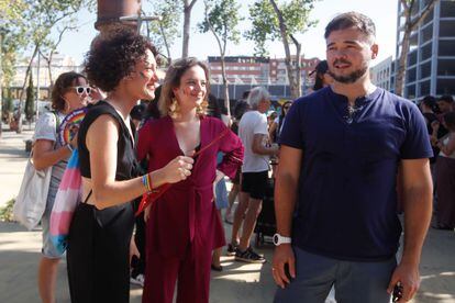 La candidata de Sumar, Aina Vidal, saluda al presidente del Congreso de ERC, Gabriel Rufián, durante la Marcha del Orgullo en Barcelona el 15 de marzo.