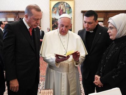 El papa Francisco, junto al presidente turco, Recep Tayyip Erdogan, y su esposa, Emine Erdogan, en el Vaticano el pasado 5 de febrero.