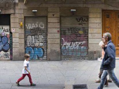 Montaje panorámico de los comercios de la calle Duque de la Victoria, con las persianas repletas de 'tags'.